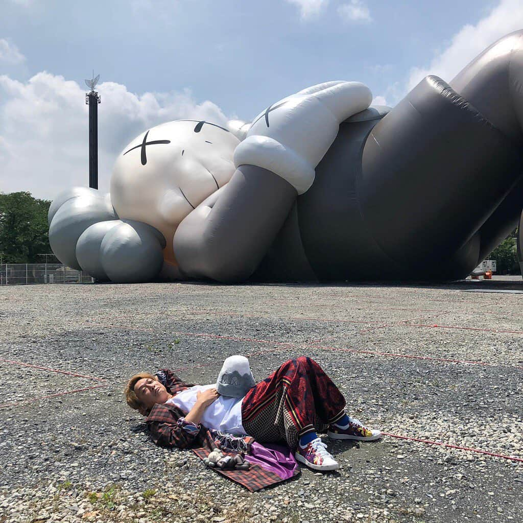 香取慎吾さんのインスタグラム写真 - (香取慎吾Instagram)「KAWSの巨大アートプロジェクト KAWS:HOLIDAYが日本にやって来ます！一足先に今日観てきました！ 全長40m！世界最大サイズのCOMPANION！と全長181cmの #香取慎吾 ！ @kaws @arr.allrightsreserved  #KAWS #allrightsreserved  #kawsholiday #shingokatori」6月25日 12時07分 - katorishingo_official