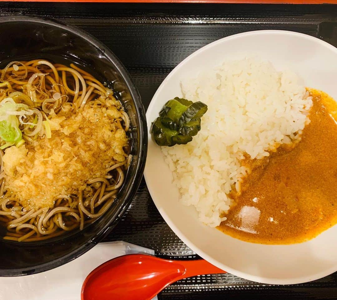 一条もんこさんのインスタグラム写真 - (一条もんこInstagram)「名古屋です。  よもだそばで朝のカレー定食。¥450。 よもだそばといえば銀座にもあり、カレーがインドカレーということでも有名。隠し味がそばつゆというのも素晴らしい、、和印友好条約結んでます。 時差ボケなのか朝なのにやたら元気だけど多分時間の問題。 #カレー#よもだそば#名古屋#名古屋駅#朝定食#インドカレー#朝カレー#朝カレー定食#時差ボケって言ってみたい#一条もんこ」6月25日 12時19分 - monko1215