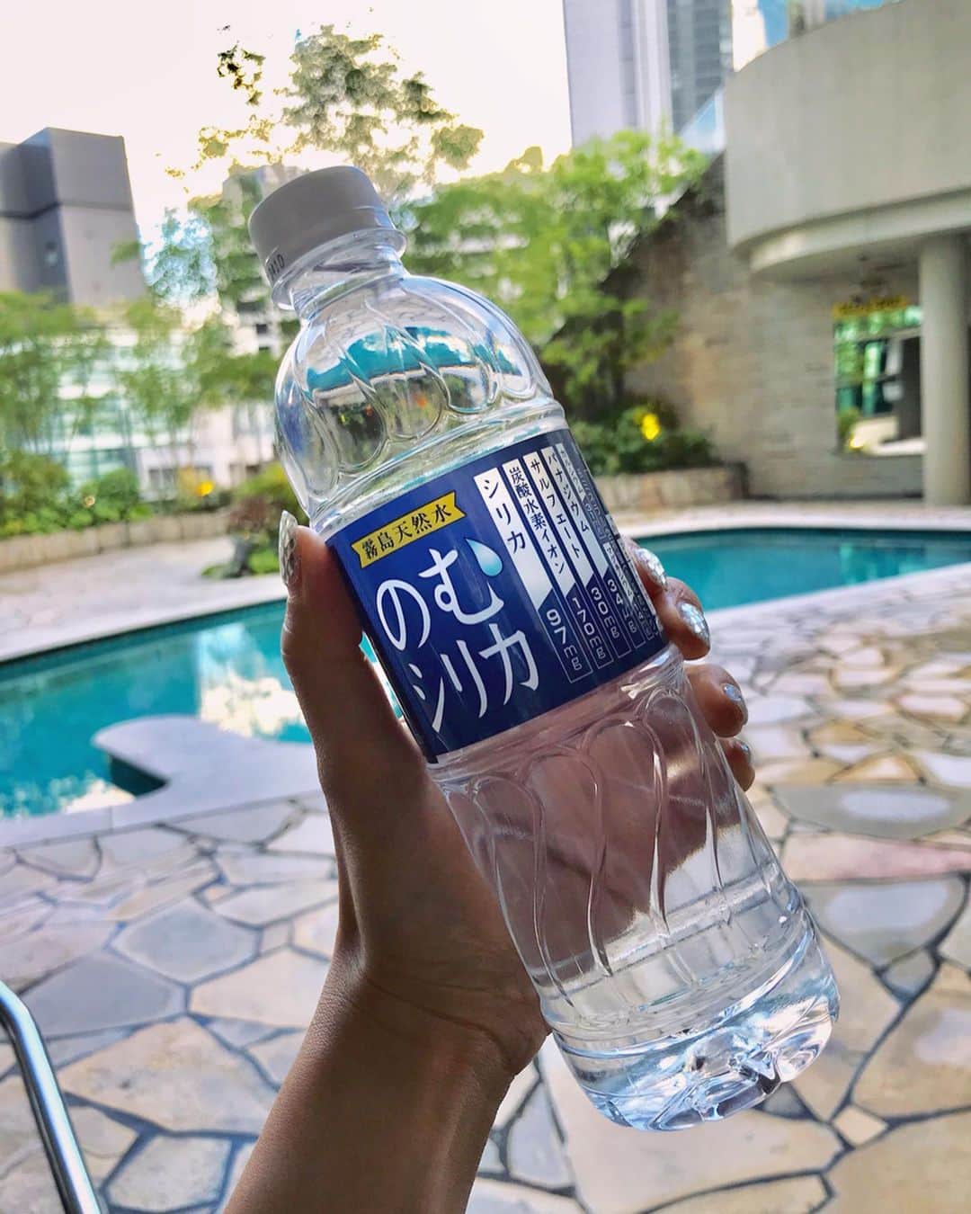 迫田里奈（りなぽよ）さんのインスタグラム写真 - (迫田里奈（りなぽよ）Instagram)「朝一番に良い物を身体にいれたくて☀️ 朝は常温のシリカ水を1番に 身体に入れるようにしてます✨ . . 調べたら @コスメ1位 だったから シリカ水に変えてみました🌟 水にもこだわるようになってきたww . . シリカ水には利尿作用やお通じが良くなったり 有害物質を排出してくれたり 代謝upや体質改善効果があるの🔥✨ お肌の調子も良い感じ🤭💕💕 . . #シリカ#シリカ水#のむシリカ#水#ヨガ #ボディメイク#ジム#training #fitness  #ジム女子#肉体改造#フィットネス #トレーニング#パーソナルトレーナー #パーソナルトレー二ング #woman#筋トレ#筋トレ女子 #プロテイン#ジムウェア #ヒップアップ#健康#フィットネス#減量」6月25日 12時12分 - rinapoyo.1129
