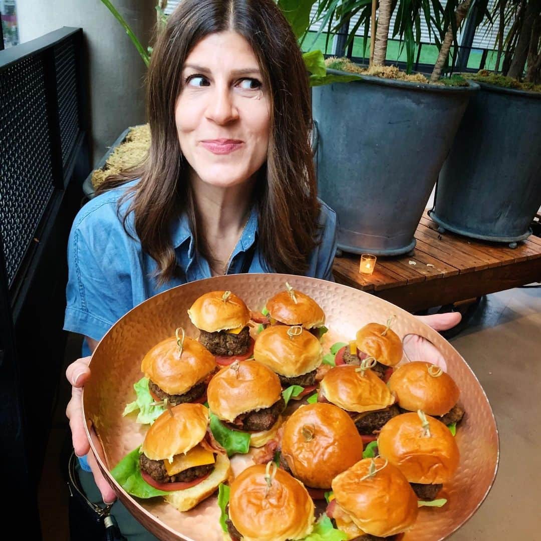 Ilana Wilesさんのインスタグラム写真 - (Ilana WilesInstagram)「When a random food blogger hands you a plate of burgers so he can take a pic and you're like — maybe I should just run away with the burgers??? #mccormickpartner Thanks @McCormickspices for inviting me to your summer grilling party! I'm sorry it rained but at least the food was good and DJ Jazzy Jeff was behind the grill on the SUMR HITS 5000! Yep, you read that right. #findyoursummerhit」6月25日 12時20分 - mommyshorts