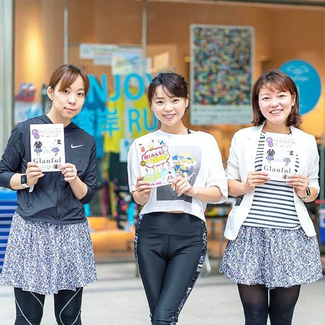 run+さんのインスタグラム写真 - (run+Instagram)「2019.06.22 お台場ヨガ&ランニング🧘‍♀️🏃‍♀️ トレーニングとヨガをMIXしたような体幹&ヒップを鍛えるランナーのためのヨガで、ランナーからも人気の京乃ともみ先生。 笑顔がとってもCuteでハードな動きでもその笑顔で言われるとつい頑張っちゃう😍 マドンナも行ってたという丸いヒップを作る動きはマラソンでも大事なハムに効きそう✨ ・ @Glanful の宣伝をさせて頂いたあとは、お台場のランニングコースを軽くRUN。 途中から雨が降ってきたけど、気温が高かったので絶好の #シャワーラン ・ ランナー心にハマる #京乃ともみ @tomomi_kyono 先生のナイスなヨガありがとうございました！ ・  #Runのために今できること ・ #お台場ランヨガ #YOGAtoRUN #ヨガラン #YOGARUN #RUNYOGA #ヨガ #ラン #RUNplusYOGA #ランニング #ランニング女子  #ゆるラン #街ラン #街RUN ・ #人間をきわめろ #choosehappiness #走れるほど快適な服はオフィスでも快適 ・ #Runday #RunLovesLife」6月25日 12時15分 - runplus