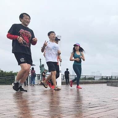 run+さんのインスタグラム写真 - (run+Instagram)「2019.06.22 お台場ヨガ&ランニング🧘‍♀️🏃‍♀️ トレーニングとヨガをMIXしたような体幹&ヒップを鍛えるランナーのためのヨガで、ランナーからも人気の京乃ともみ先生。 笑顔がとってもCuteでハードな動きでもその笑顔で言われるとつい頑張っちゃう😍 マドンナも行ってたという丸いヒップを作る動きはマラソンでも大事なハムに効きそう✨ ・ @Glanful の宣伝をさせて頂いたあとは、お台場のランニングコースを軽くRUN。 途中から雨が降ってきたけど、気温が高かったので絶好の #シャワーラン ・ ランナー心にハマる #京乃ともみ @tomomi_kyono 先生のナイスなヨガありがとうございました！ ・  #Runのために今できること ・ #お台場ランヨガ #YOGAtoRUN #ヨガラン #YOGARUN #RUNYOGA #ヨガ #ラン #RUNplusYOGA #ランニング #ランニング女子  #ゆるラン #街ラン #街RUN ・ #人間をきわめろ #choosehappiness #走れるほど快適な服はオフィスでも快適 ・ #Runday #RunLovesLife」6月25日 12時15分 - runplus