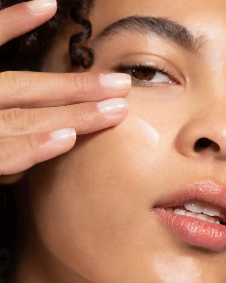 Smashboxのインスタグラム：「Our new Oil & Shine Control Primer makes you look like the person who’s always 5 minutes early, never panics when she runs into an ex and remembers the names of all the people at the party. #SmashboxPrimer」
