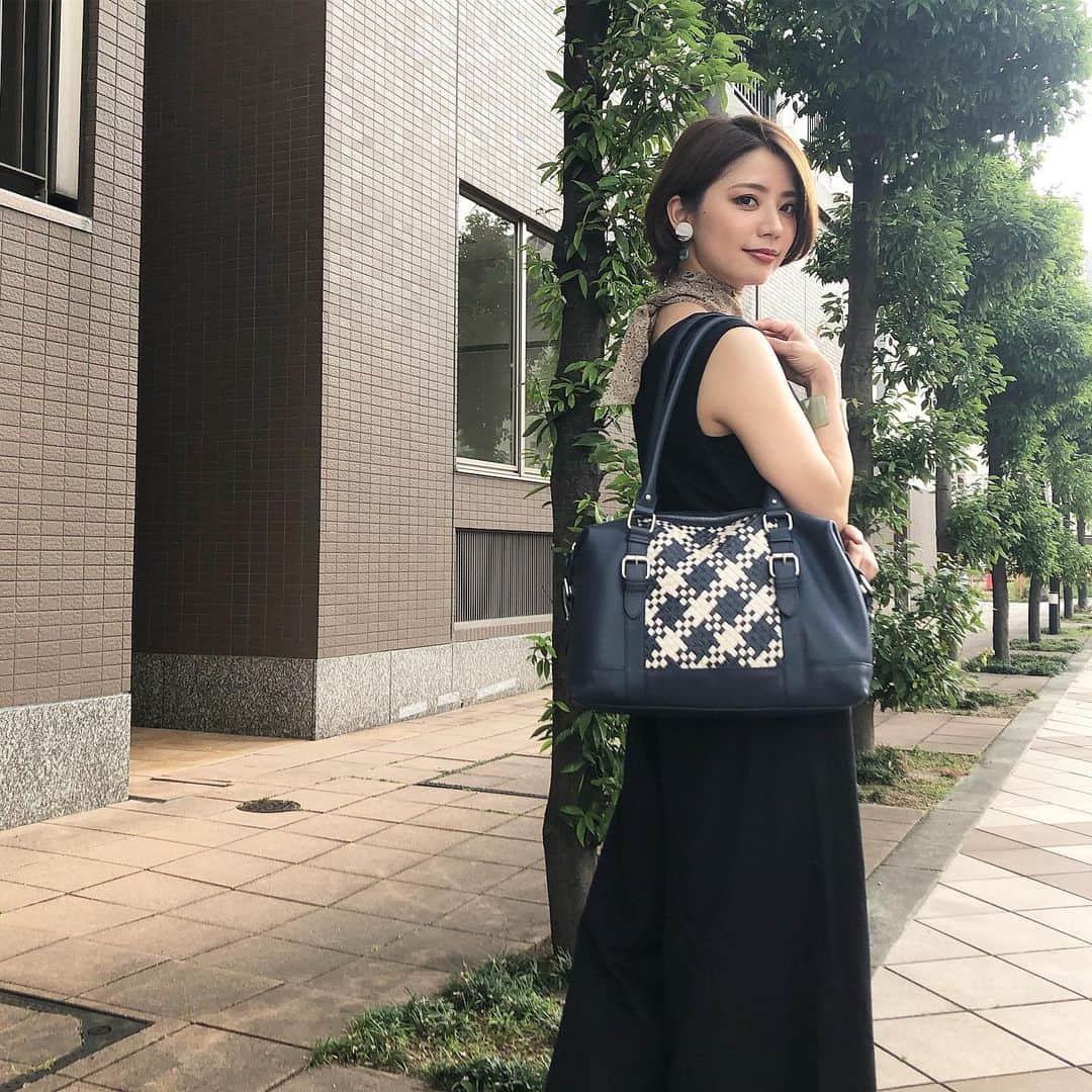 筒井愛実さんのインスタグラム写真 - (筒井愛実Instagram)「. シンプルなcodeの時は小物でアクセントをプラス☻ . レビューデビュー（ @reviewdebut ）のメッシュレザーのbagは、マットな質感の牛革で柔らかく、荷物もたくさん入ります✨品も良いのでビジネスシーンでも活躍してくれて凄く重宝しています👜 . #reviewdebut_byserendyco #reviewdebut #メッシュレザーバッグ #レビューデビュー #牛革」6月25日 12時27分 - manamin_158cm