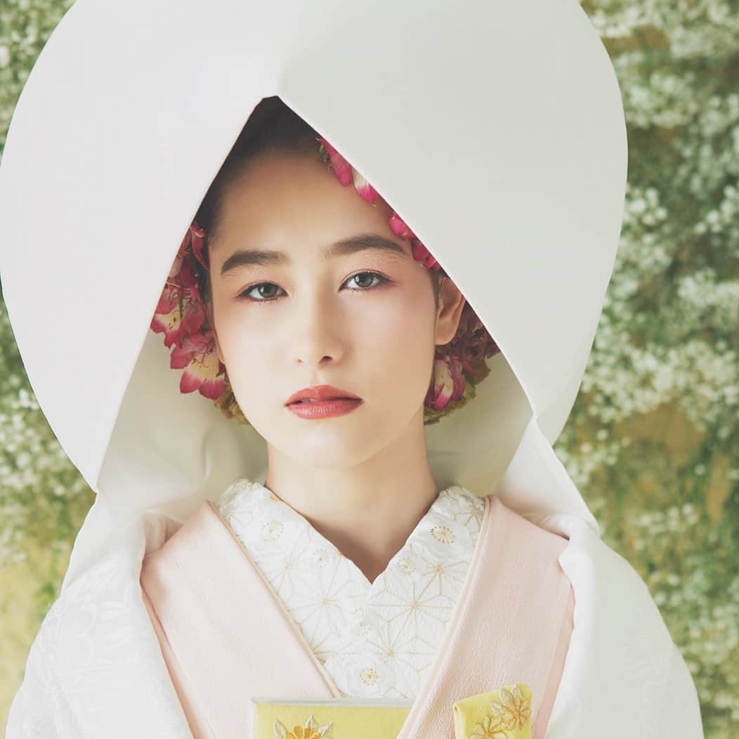 CLAIREのインスタグラム：「ウェディングフォトで大人気の綿帽子。 ・ 日本髪もステキですが、洋髪で綿帽子の隙間からお花を覗かせても可愛く仕上がります✨ ・ ドレス撮影でのヘアアレンジから綿帽子の白無垢撮影も♡ ・ @clairebridalstudio」
