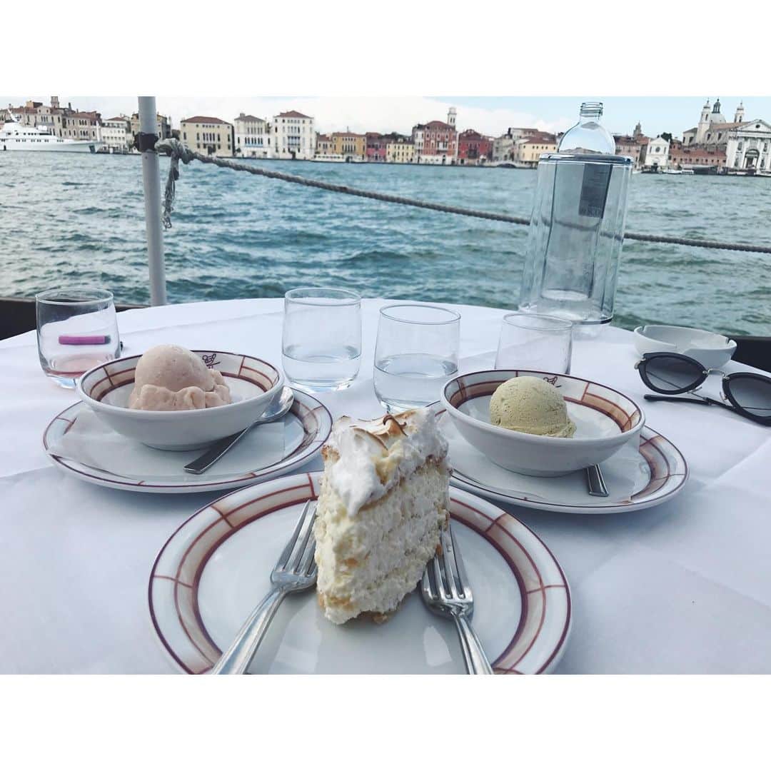 アリシア・デブナム・キャリーのインスタグラム：「Accidental Wes Anderson. Italy.  Throwback. I’m just pumping myself up for hiatus.」