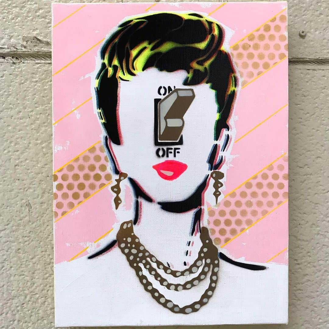 LOOTONEのインスタグラム：「LOOTONE Stencil 2019 "ON - OFF Lady" Size :F4 この作品へのお問い合わせは ガレリア・グラフィカ(銀座)まで。 Contact this artwork www.galleriagrafica.com」