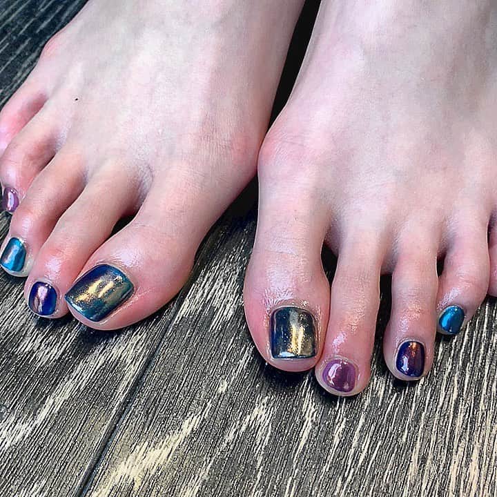 RUBY&ONYX by Kanako Miuraのインスタグラム：「アラジンカラー🧞‍♂️💙💜 ・ ・ ・ 6/26 12:00〜.14:30〜 6/28 12:00〜 7/1 12:00〜.14:30〜.17:00〜  ご案内可能でございます🥰 その他のお時間もご相談くださいませ。  お子様もお隣に座れるペアルームや個室もございます💡 ・ ・ ・ 🌿月額制もやってます🌿 ○プレミアム会員(ハンド&フット)¥29,800(税抜)・ ○ハンドレギュラー会員¥14,800(税抜)・ ○フットレギュラー会員¥14,800(税抜)・ ・ それぞれ全てのメニューが月に何度でもご利用頂けます。  ご予約、お問い合わせはDMまたは 0354595882 LINE ID：@ rubynail までお気軽にどうぞ💫  #daikanyama#nailsalon#nail#gelnail#rubyandonyx#summer#summernails#handnail#mode#cool#studs#menscare#ART#mirrornails#メンズネイル#メンズケア#定額制ネイル#通い放題#ジェルネイル#ネイル#ノーサンディング#ショートネイル#代官山ネイルサロン#トレンドネイル#ニュアンスネイル#アラジンネイル #フットネイル#夏ネイル」