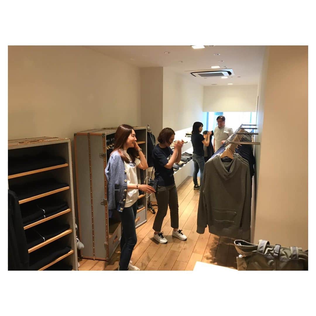 のインスタグラム：「*** 2019大阪受注会 最終日スタートです！ 皆様ぜひ、ご参加下さい！ . 「LOOPWHEELER 顧客さま受注会」とは、 日頃より『 LOOPWHEELER 吊り裏毛アイテム 』 をご愛用頂いておりますお客様へ向けてのスペシャルアイテム オーダー会です。 . ＊誠に申し訳ございませんが LWTシャツやポロシャツといった天竺、鹿の子アイテムではなく、「スウェットの吊り裏毛 アイテム」をご愛用頂いている顧客さまに限ります。 . ［ 詳細 ］ ・店内にアイテムのサンプルをご用意致しますので、その場でご試着して頂きその後、店頭にてオーダーシートにご記入頂くことで「オーダー完了」とさせて頂きます。 ・完全受注生産となりますので上記、期間以外のオーダーは承りかねます。- ・オーダーアイテムのお渡しは『店頭のみ』となり、お渡し時期は商品により異なりますが10月から12月を予定しております。- ・オーダー頂きました各アイテムは年内中にお迎え頂きますようお願い致します。- ・お支払いは商品お渡し時となります。- ・店舗状況(混雑)により入店制限をさせて頂く場合がございます。また、店頭状況につきましては当インスタグラムにて随時、ご案内させて頂きます。- ・上記、受注会期間中は何度でもご覧頂けます。オーダー後の変更、キャンセルは承りかねますのでご注意下さい。- ・受注会オーダーは「店頭のみ」とさせて頂き、通販対応等はお受けしておりません。- ・SNS等でのお問い合わせにはご回答致しかねますので、ご不明な点につきましては店頭にてお問い合わせいただきますようお願い申し上げます。 . #loopwheeler #ループウィラー #lw受注会2019 #ループウィラー受注会2019#loopwheelerpreorders2019#lwpreorders2019 #tsuriami #吊り編み#madeinjapan #日本製 #sweat#sweatshirt #スウェット#loopwheelerosaka #ループウィラー大阪」