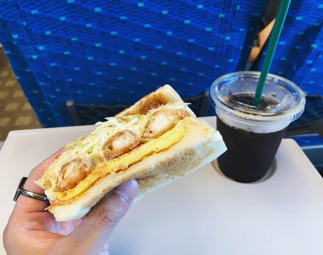 ホリエアツシさんのインスタグラム写真 - (ホリエアツシInstagram)「#エビフリャー サンド🍤🥪という概念 #コンパル」6月25日 12時42分 - a.horie