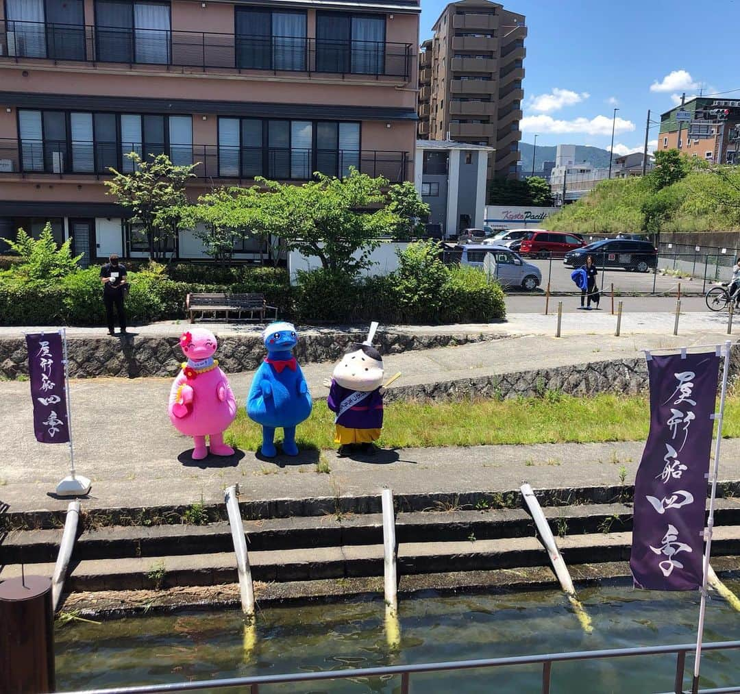 藤井日菜子さんのインスタグラム写真 - (藤井日菜子Instagram)「昨日に引き続き、良い天気ですね🌞🌞🌞 #大津ひかるくん #シガッシービワッシー 暑いだろうなぁ、 今年の１月から就航している#屋形船四季 瀬田川から近江大橋を越えて琵琶湖の大津周辺を周遊するコースと、瀬田川を下り石山寺、瀬田川洗堰を周遊する２つのコースがあります。 中でミニ会席などのお料理がいただけますよ🍱瀬田川を眺めながら優雅な時間ですね😊#滋賀中央観光バス #KBS京都テレビ #きらめき大津 #8/317:00放送」6月25日 12時42分 - hinakofuji