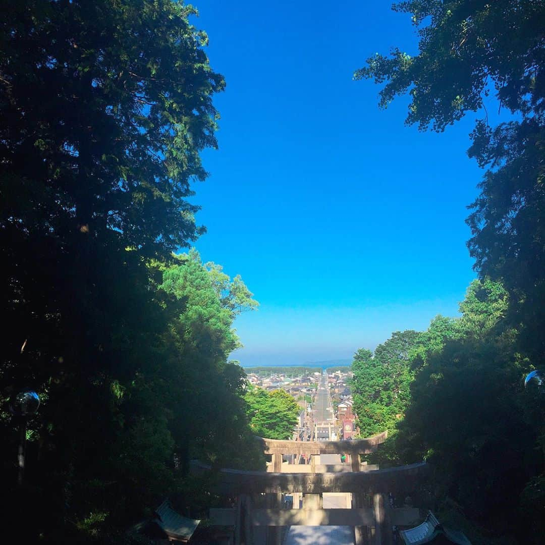 坂東亀三郎さんのインスタグラム写真 - (坂東亀三郎Instagram)「宮地獄神社。  JALのCMのロケ地として話題になった「光の道」⑤。  拝殿に張られている「大注連縄」の圧倒的なサイズ②③。  小高い場所にあり、朝の光(朝7:30過ぎにはいた)と海からの風がとっても気持ち良かったぁ！  #御朱印 #御朱印帳 #彦印帳 #宮地獄神社 #歌舞伎 #音羽屋 #歌舞伎役者 #彦三郎 #坂東彦三郎 #九代目 #歌舞伎部 #otowayabando #彦さんぽ #福岡さんぽ コメントはお気軽に📝 ランダムに返信しまっせ✍️」6月25日 12時43分 - otowayabando