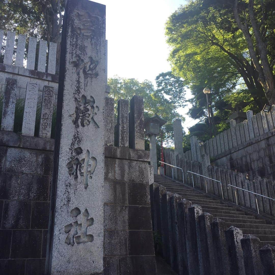 坂東亀三郎さんのインスタグラム写真 - (坂東亀三郎Instagram)「宮地獄神社。  JALのCMのロケ地として話題になった「光の道」⑤。  拝殿に張られている「大注連縄」の圧倒的なサイズ②③。  小高い場所にあり、朝の光(朝7:30過ぎにはいた)と海からの風がとっても気持ち良かったぁ！  #御朱印 #御朱印帳 #彦印帳 #宮地獄神社 #歌舞伎 #音羽屋 #歌舞伎役者 #彦三郎 #坂東彦三郎 #九代目 #歌舞伎部 #otowayabando #彦さんぽ #福岡さんぽ コメントはお気軽に📝 ランダムに返信しまっせ✍️」6月25日 12時43分 - otowayabando