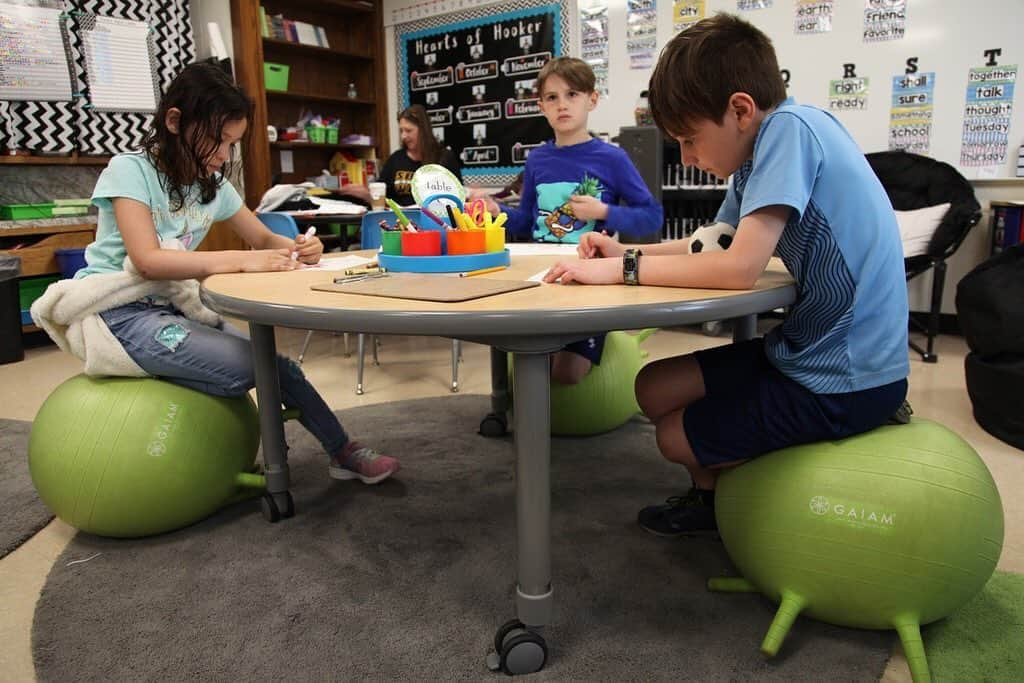 NBC Newsさんのインスタグラム写真 - (NBC NewsInstagram)「Across the U.S., schools are creating “open classrooms,” complete with wobbly chairs and rolling desks to improve performance and encourage collaboration. Click the link in our bio for more. . 📷 Brenda Iasevoli for The Hechinger Report」6月25日 12時54分 - nbcnews