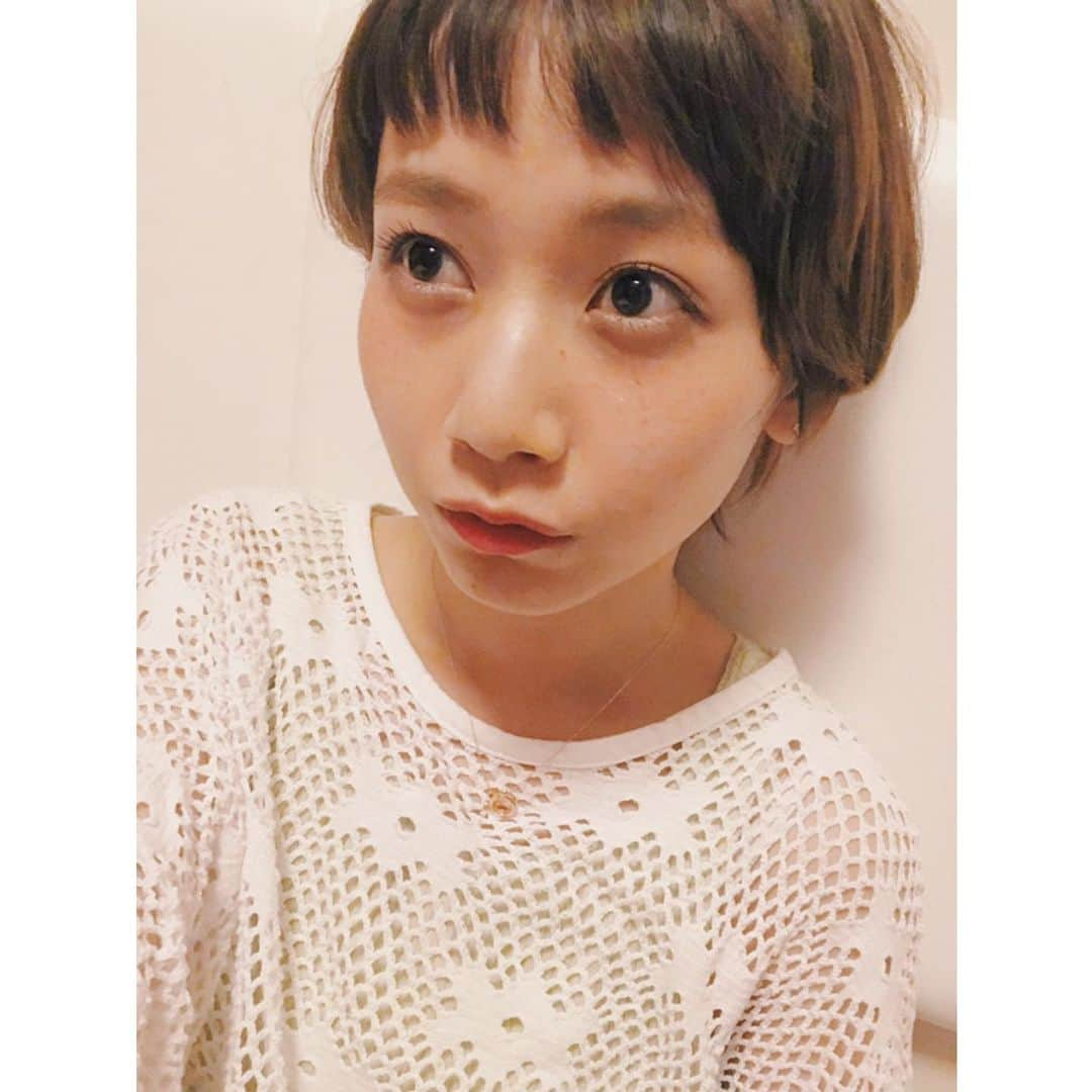 三戸なつめさんのインスタグラム写真 - (三戸なつめInstagram)「新しい髪型みんなに褒めてもらえて非常に嬉しき。。コメントもありがとうございます😭 🐺になってたからというもの、髪の毛ひとつくくりにするだけでちょっとした変化があってたのしいです！ 写真は後ろでひとつくくりしてるわたしなのだすけど、顔まわりの毛が短いからショートっぽくなれたり、もっとしっかり内巻きに巻くとマッシュボブみたいにもなるなと今しがた思った次第なんですけど、何が言いたいかと申しますと、🐺ってすっごく万能！！ やってよかったー🙌 #mito_natsume」6月25日 12時50分 - mito_natsume