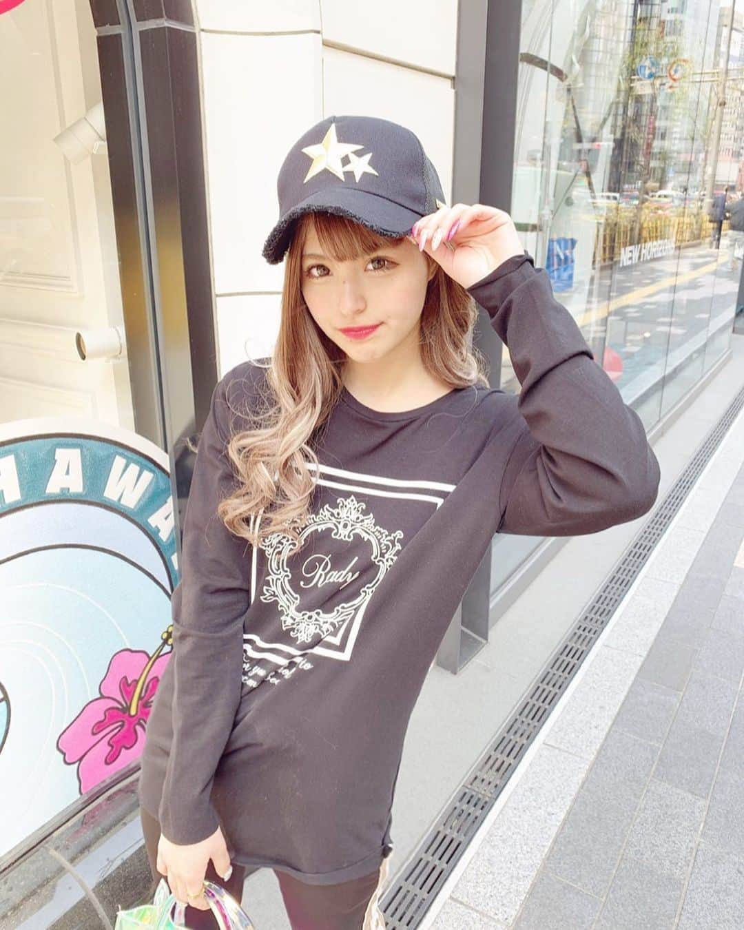 アンジェリカのインスタグラム：「おはよう💜💜💜💜 👗は、 全身Radyだよ💋💋 . #rady #カラー #エクステ #アンジェ #コーディネート #ファッション #女の子 #キャップ女子 #instapic #instalove#radyコーデ #いいね返し #ギャル #ギャルメイク #ギャルネイル」