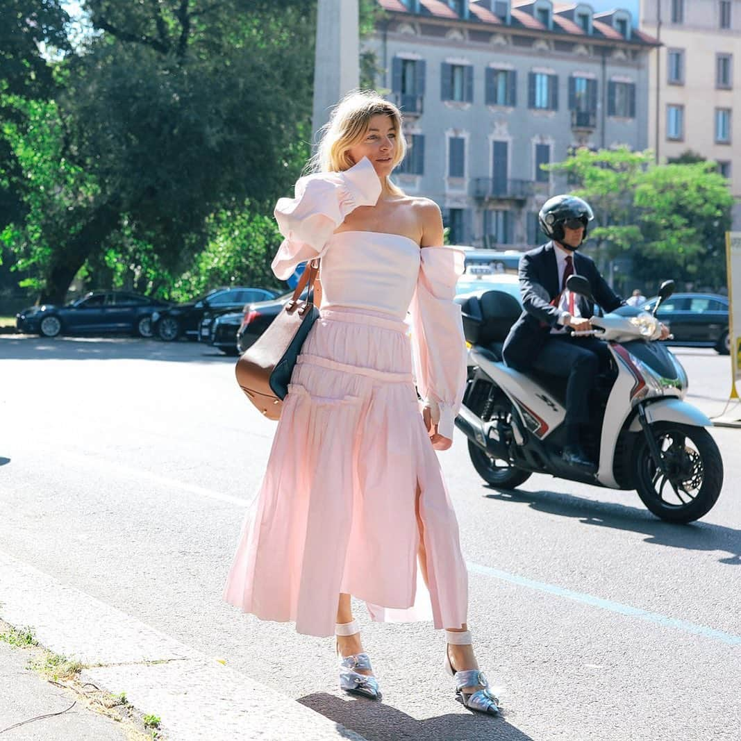 STREET STYLEのインスタグラム：「@adakokosar, photo by Phil Oh / @mrstreetpeeper // @voguemagazine」