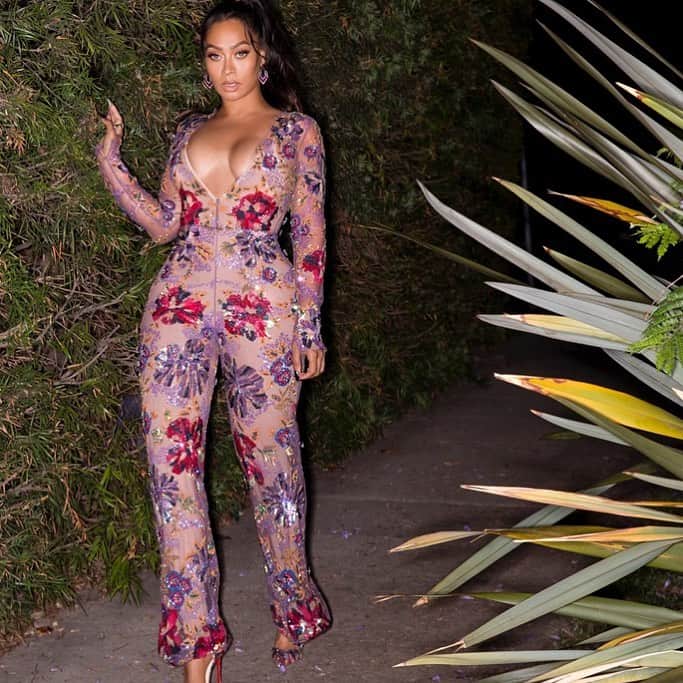 のインスタグラム：「Lala in Naeem khan floral jumpsuit. Styled by @stylememaeve  @lala @bet #jumpsuit #LaLaAnthony」