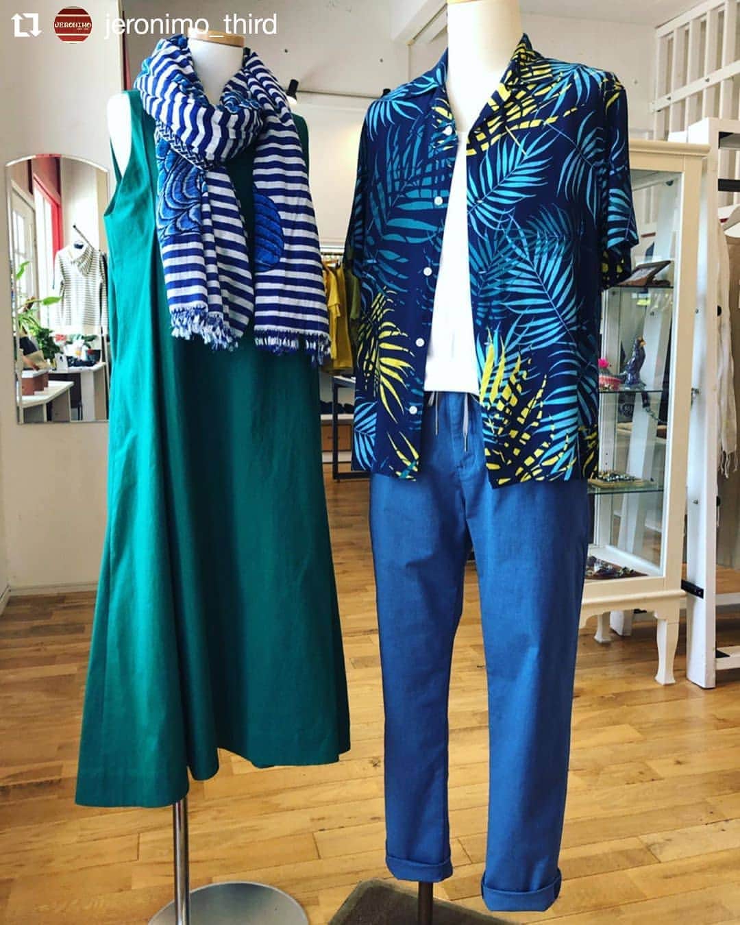 M2companyさんのインスタグラム写真 - (M2companyInstagram)「💚 名古屋市天白区のJERONIMO様 グリーンのワンピ🌴 #パレアッツ #取り扱い店 様  #Repost @jeronimo_third • • • • • • 今日も暑い名古屋です😵﻿ 本日のお題は「 色で魅せる」﻿ ﻿ メンズは、アロハシャツに﻿ 白タンク+イージーパンツで﻿ ラフ大人コーデに。﻿ ﻿ 遊んでそうなやんちゃさがありつつ、﻿ デニムではなく、抜け感ありな綺麗めパンツを﻿ チョイスするのが大人男子👍﻿ men＊﻿﻿ tops/ universalstylewear﻿ inner/ hub&spoke﻿ bottoms/﻿ johnbull﻿ ﻿ レディースは、ノースリAラインワンピに﻿ プリントストールで、キレイめ大人コーデに。﻿ ﻿ グリーンが鮮やかなノースリワンピは﻿ 首元Vカットがキレイ💚﻿ 単色ならプリントストールが映えます👍﻿ women＊﻿﻿ dress/ ﻿ pareatsu﻿ ﻿stall/ frutti frutta﻿ ﻿ あら今ネイルがそんなカラーの組み合わせ。﻿ 気分なんでしょうかね🙄﻿ ﻿ 昨日は、去年の今頃ご来店だった方が﻿ 偶然２名リピートご来店✨﻿ お買い上げありがとうございました😊﻿ あぁあれば1年前なんだなぁと 。﻿ その時にした会話も色々思い出し、﻿ 楽しい嬉しいひと時でした😄﻿ ﻿ さて月曜日。﻿ ﻿ お時間ございましたら是非﻿﻿ さくっと覗きにいらしてくださいねー♪﻿﻿ お待ちしております☆﻿﻿ ﻿ ﻿ #jeronimo #メンズ #レディース #セレクトショップ #ファッション #アパレル #コーデ #大人女子 #大人男子 #大人カジュアル #大人ファッション #大人コーデ #春夏コーデ #johnbull #universalstylewear #pareatsu﻿ #hub&spoke #名古屋 #天白区 #植田﻿」6月25日 13時11分 - pareatsu_official