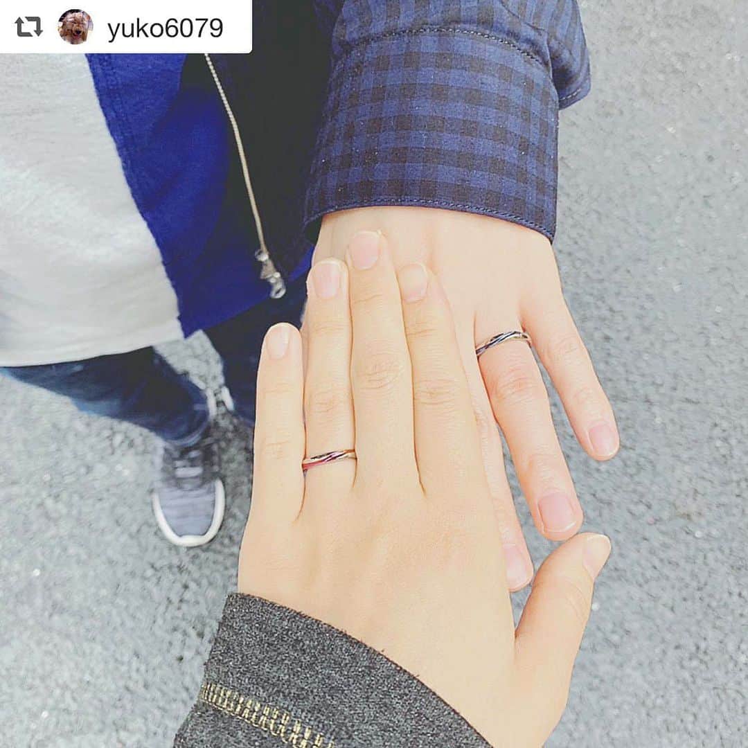 SORA ≪SORA表参道の公式アカウント≫のインスタグラム：「. @sora_omotesando をフォローして、ぜひ『 #結婚指輪sora 』のハッシュタグを入れてお写真を投稿してください＊* . こちらのお写真は @yuko6079 さまからリグラムさせていただきます♪ . ･:*+.･:*+.･:*+.･:*+.･:*+.･:*･: やっと結婚指輪完成✨ セミオーダーのお店でラインに グラーデーションを入れました💍 カラフルでお気に入り♬ ･:*+.･:*+.･:*+.･:*+.･:*+.･:*･: . #結婚指輪 #婚約指輪 #表参道 #金属アレルギー #金属アレルギー対応 #レアメタル #鍛造  #手作り #手作り指輪 #マリッジリング #エンゲージリング #ブライダル #ウェディング #プレ花嫁 #クリエィティブ #デザイン #個性的 #bridal #wedding #jewelry #ring #weddingring #creative #design #japaneseart #madeinjapan  #サムシングブルー」