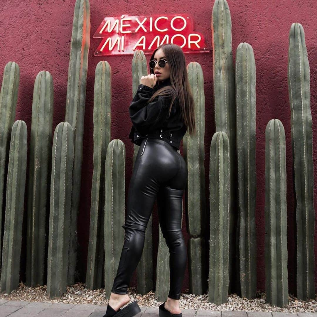 Wet Sealさんのインスタグラム写真 - (Wet SealInstagram)「All black everything ★ @karlagabriela_g (PS - this denim crop is 70% off!)」6月25日 13時10分 - wetseal