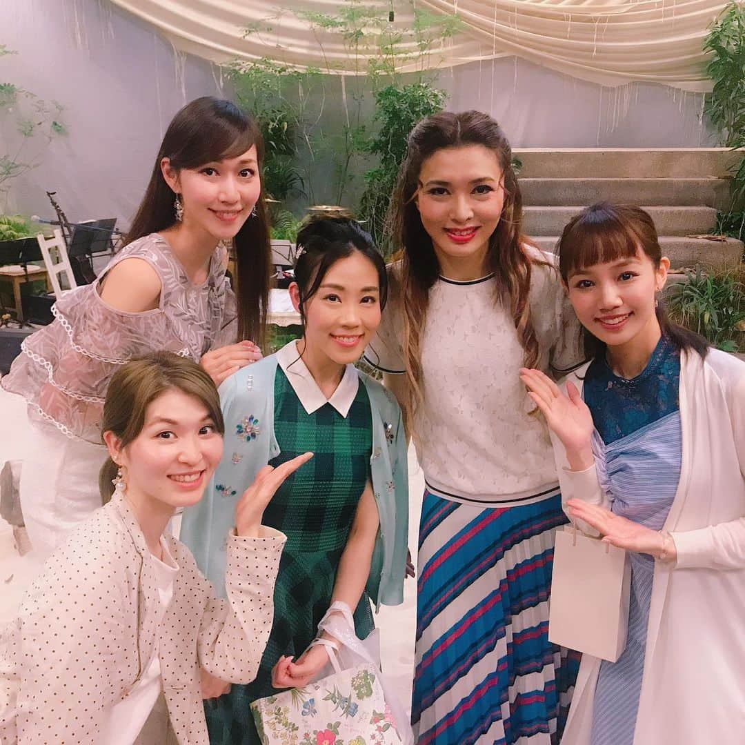 蓮城まことさんのインスタグラム写真 - (蓮城まことInstagram)「🧜‍♀️ 『人魚姫』早くも5日目✨ 今日までたくさんの方に御来場頂き、 すごく嬉しいです☺️ たくさんお友達も来て下さいました😍 まずは、#麻乃佳世 さん✨ 私が初めて見た宝塚地方公演『エールの残照』 の時のトップ娘役様🥰 とてもとても嬉しかったです✨ 2枚目は、#鳳翔大 さん💕 本当に見て頂けて嬉しかった😊 なんか相棒感があるので、ほっとします✨ 3枚目は、#舞園るり ちゃん、#千瀬聖 ちゃん、 そして#咲妃みゆ ちゃん✨ 娘役トップさんに観られるのはやはり緊張します(笑) 4枚目は、『虹色唱歌』で共演した #鈴木まりや ちゃん☺️ 人魚姫好きだということで緊張した😆 5枚目は、#夕霧らい さん✨ かぶりつきで見て下さいました😁 6枚目は、#貴澄隼人 さん😊 近頃友達になりました💕 7枚目は、劇団四季の#団こと葉 さん☺️ ＮＹで知り合い、こうやって 日本で舞台を見て頂けるのが、嬉しかった😍 8枚目は、『河童村ブルース』で共演した、 雑賀さん、小澤さん、津吉さん✨ 『瀬戸の花嫁』でもご一緒出来るから嬉しい🥰 9枚目は、#高畠麻奈 ちゃん😊 劇団朱雀公演でまた一緒に出れるのが嬉しいな🕺 本当に皆さん、ありがとうございました💕 ファンの皆様もたくさん来てくださって、 蓮城、泣きそうです😭 今週日曜までやっています！ ぜひぜひお越しください😆 . ノックノックス 『人魚姫』 ‪2019年6月21日(金)～30日(日)‬ 公式ホームページ：‪http://knock-knocks.jp‬ . ＜会場＞ すみだパークスタジオ倉 ‪http://www.theater-sou.com/‬ . <出演者> 蓮城まこと 藤田奈那 田野聖子 きよこ 村上哲也 小林至 藤谷みき 舘智子 八代進一 田中英樹 木暮拓矢 林周一 岩坪成美 古澤光徳 下出宗次郎 <演奏> 菜那くらら(ボーカル) 坪光成樹(ギター/ベース) 角谷奈緒子(ビオラ) まぁびぃ(パーカッション) 大西香奈(グランドハープ) . ＜チケット料金＞ 全席指定 一般 前売 6,500円 学生 4,500円(当日学生証必要) 小学生以下 無料 ※3歳以下のお子様は入場不可 ※夜公演は未就学児の入場不可 . ＜スケジュール＞ ‪6月25日（火）　19：00‬ ‪ 26日（水）14：00☆‬ ‪ 27日（木）　19：00‬ ‪ 28日（金）14：00・19：00‬ ‪ 29日（土）13：00☆・18：00‬ ‪ 30日（日）13：00‬ ‪‪☆＝アフターライブ‬ ※全14ステージ #人魚姫 #すみだパークスタジオ倉 #30日まで」6月25日 13時21分 - makotorenjo_king_official