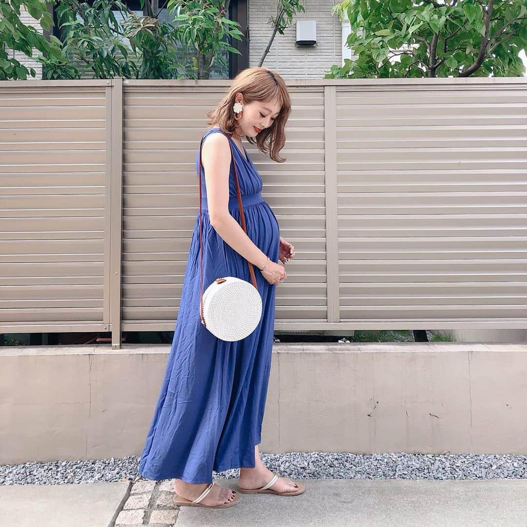 Kikuno Sayumiさんのインスタグラム写真 - (Kikuno SayumiInstagram)「〻blue onepiece〻 ・ ・ ・ @sweetmommyofficial のブルーのワンピ𓂃 ・ カットソーなのにキレイめに着られる✧*この、明るすぎないブルー着やすい◎ ・ インナーにスリットが入っていて、授乳しやすそう！😍 ・ 小物を白にして爽やかに🎐 ・ ・ ・ onepiece▶ @sweetmommyofficial piece▶ @m.noripeee shoes▶ @a_trend_ld bag▶ @shes_closet ・ ・ ・ #ファッション#コーデ#fashion#ママ#ママコーデ#プチプラコーデ#大人カジュアル#ヘアアレンジ#大人可愛い#ジユジョ#패션스타그램#옷스타그램#シンプルコーデ#158cmコーデ #158cm #マタニティコーデ #夏コーデ#ぷんにー#妊娠9ヶ月#shes_closet#instalove#mamagirl#ママリ#ママリファッション#locari#lucrajp#sweetmommy」6月25日 13時22分 - sayumikikuno