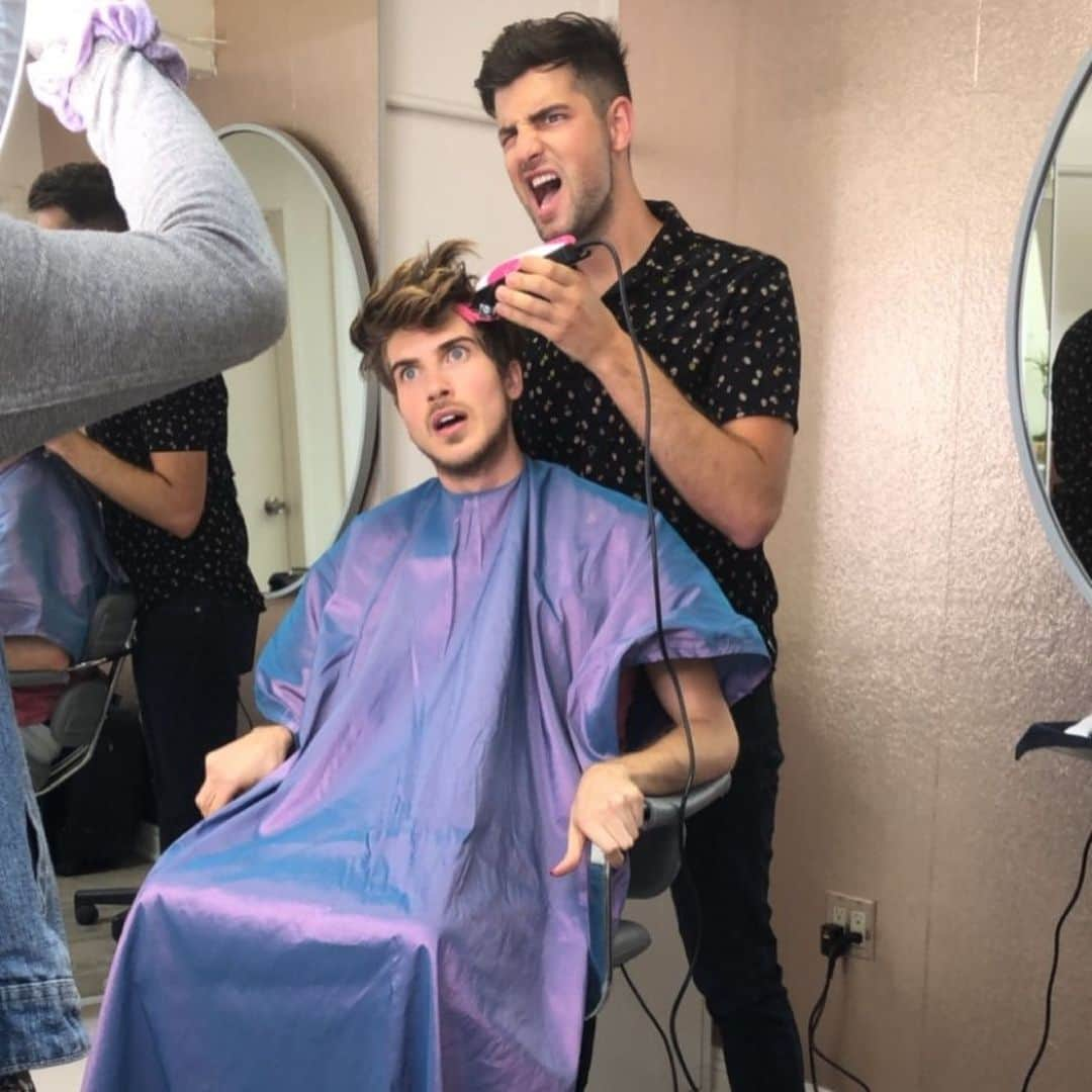 ポール・ノートンさんのインスタグラム写真 - (ポール・ノートンInstagram)「MAKEOVER on lil Sis @joeygraceffa by Me @leobypaulnorton and @misterpreda checkout the Vid - products used @igkhair @tresemme @paishau #joeygraceffa」6月25日 13時23分 - paulnortonhair