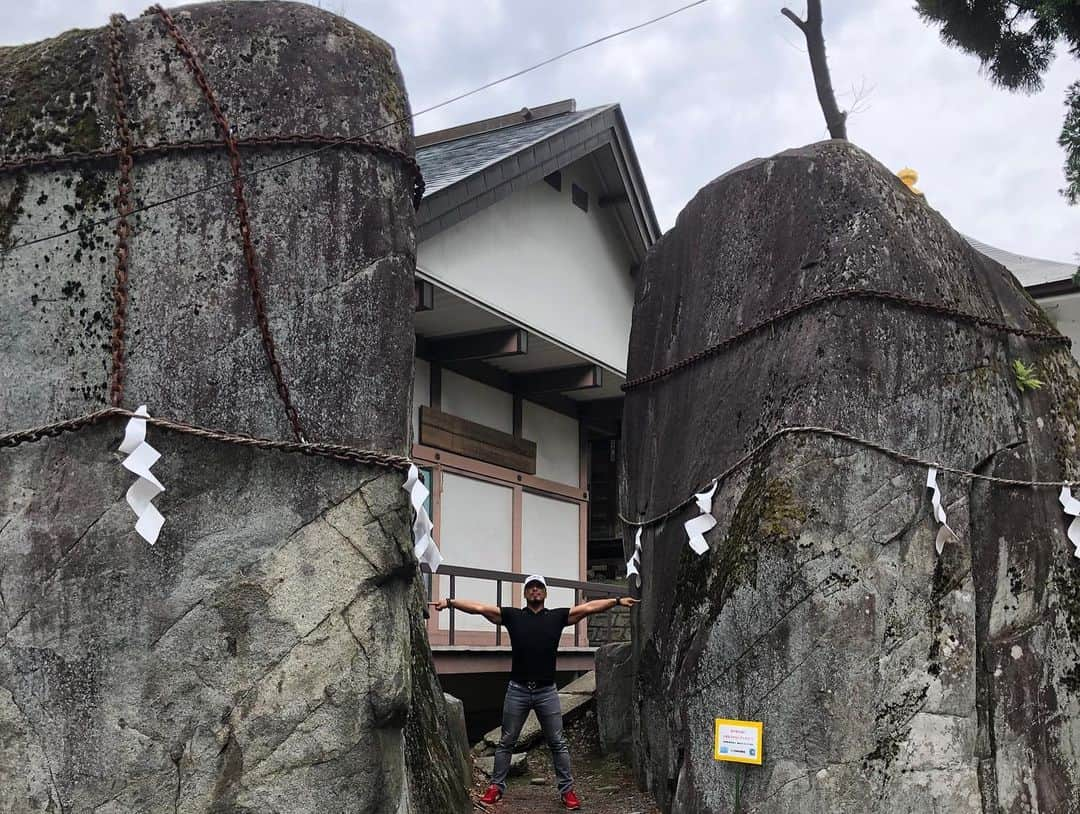 鷹木信悟さんのインスタグラム写真 - (鷹木信悟Instagram)「岩手県名の由来...👹 鷹木と岩手県は縁がある？ #三ツ石神社 #鬼の手形」6月25日 13時38分 - takagi__shingo