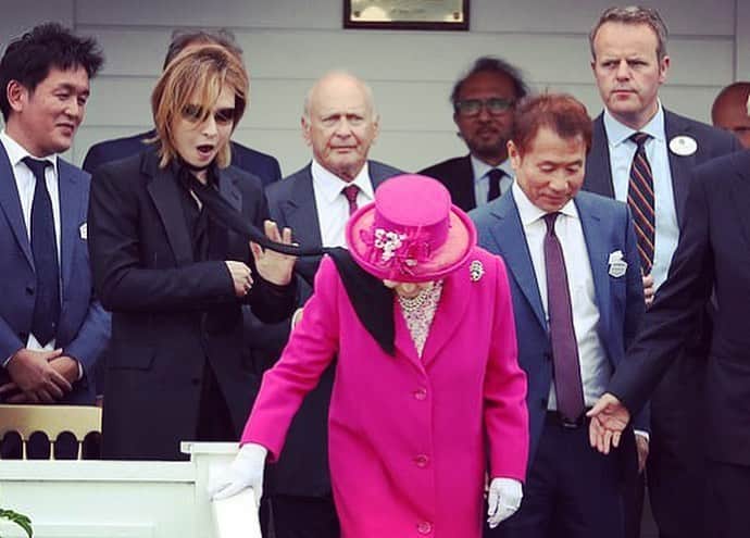 YOSHIKIさんのインスタグラム写真 - (YOSHIKIInstagram)「I'm so sorry it happened, but a gust of wind blew up. I talked to the Queen afterwards and Her Majesty was very sweet. "Yoshiki’s scarf came into contact with the monarch during a gust of wind." https://www.msn.com/en-gb/news/royal-family/queen-unruffled-as-polo-guests-scarf-lands-on-her-shoulder/ar-AADjcj2  #QueenElizabeth #polo #royalwindsorcup #yoshiki」6月25日 13時49分 - yoshikiofficial