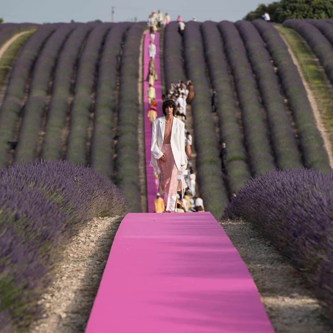 アンナ・デッロ・ルッソさんのインスタグラム写真 - (アンナ・デッロ・ルッソInstagram)「#Repost @bof 🌾🌾🌾 @jacquemus 💜💜💜 Set in the middle of a #lavender field, Simon Porte #Jacquemus presented his latest collection tonight, celebrating the house’s 10 year anniversary in #Provence, South of France. Swipe through for a preview of the collection, then let us know in the comments below what you thought about the show.」6月25日 13時56分 - annadellorusso