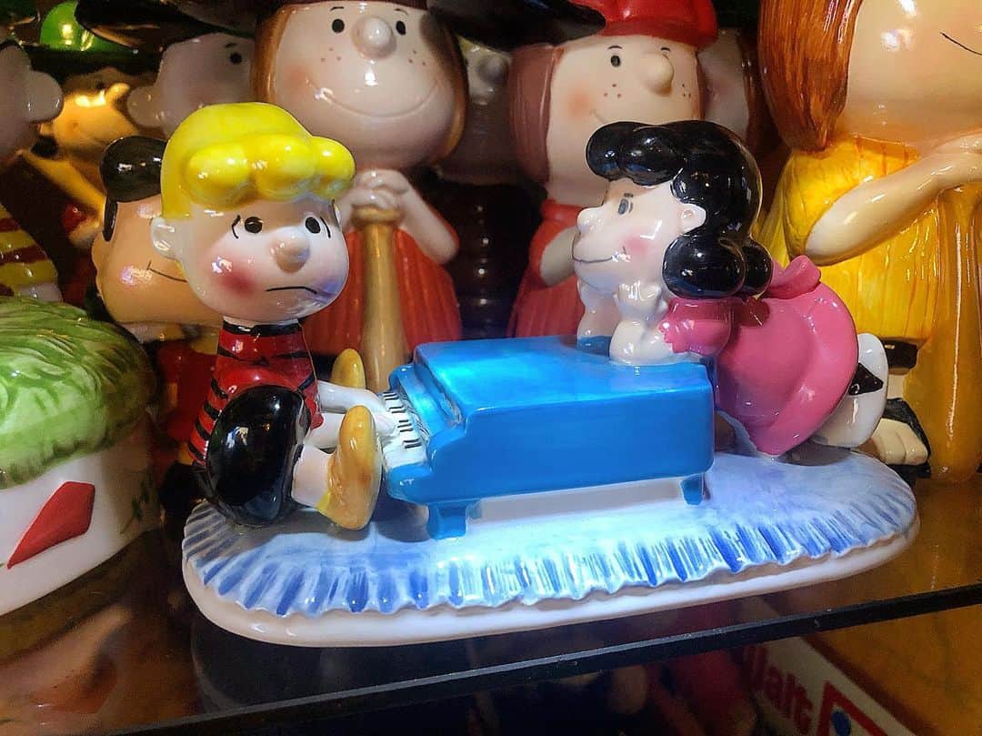 大川知英のインスタグラム：「89'sWillitts Ceramic Peanuts Lucy&Schroeder's Piano👨🏽‍✈️ ピアノも顔もひいてる🎹🙁 #peanuts#willitts#ceramic #lucy #Schroeder#piano#可愛ええ #amecajiboys #takatsubase」