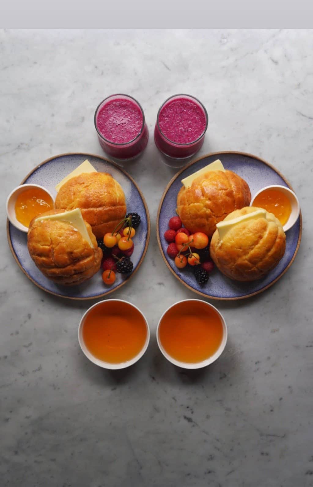 Symmetry Breakfastのインスタグラム：「TOPPING 60g soft butter 40g sugar 1 egg 80g plain flour 20g cornflour 25g milk powder Pinch of salt  BUNS 300g Plain flour 25g Milk powder 50g sugar 1 egg, 7g fast action yeast 140ml water, room temperature Pinch salt  Plus one egg for glazing at the end  METHOD  Topping first 1 – Cream together the butter and sugar on a medium speed for 5 minutes 2 – Add the egg and continue until pale 3 – Combine the rest of the ingredients together and add to the butter mix one tablespoon at a time 4 – Once thoroughly combined, scrape into a clean bowl and chill in the fridge.  This stage can be done in advance and needs at least 2 hours to chill  Then the BUNS 1 – In a stand mixer with a hook attachment, add the flour, milk powder, sugar, yeast and salt. 2 – Add the water and egg and on a low speed, combine it all until the dough comes away from the sides of the bowl. If its too dry, add a teaspoon of water, too wet, add a teaspoon of flour. 3 – Remove the dough from the mixer and shape into a ball. Place in a new clean bowl and cover with a cloth. Leave to rise in a warm place for 1 hour. 4 – Remove the dough and give it a knead, knocking out some of the air 5 – Weigh the dough and cut into 6 even pieces making them all roughly the same weight. Shape each piece into smooth balls and cover again. Mine took 1 hour 40 minutes to double in size.  Assembly 1 – Take the topping mix and divide it into 6 equal pieces 2 – Using baking paper (or a tortilla press if you have one) and a flat bottom plate or pan, press them so they are just larger than the buns. This stage can also be done in advance and chilled. 3 – Take the topping disc and lay it over each of the buns 4 – Using a knive, score or press the pattern of a pineapple criss cross into the sugary topping 5 – Preheat the oven to 180c 6 – Glaze each of the buns with some egg wash, an egg beaten with two tablespoons of water 7 – Bake the buns for 20-25 minutes 8 – Leave to cool and serve with a slab of cold butter wedged inside #symmetrybreakfast」