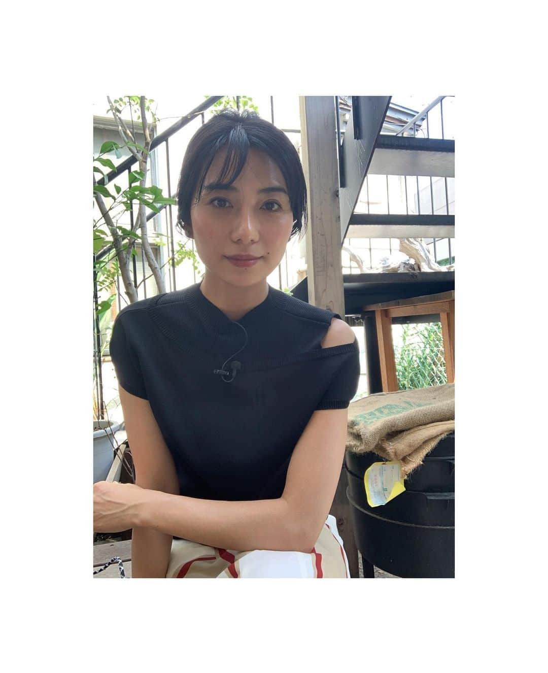 井上貴美さんのインスタグラム写真 - (井上貴美Instagram)「. ロケの合間に☕️ . . 今日の衣装はトップスもスカートもグレースコンチネンタル @gracecontinental_official  @grace_continental.div . 黒色だけど、軽やかな生地で重たい印象ナシナシです。 . サンダルは大好きなファビオルスコーニ  @fabiorusconiofficial  @fabiorusconi_japan . 夏らしくなってきたー🌞🍉🍹 . . #newsevery #日本テレビ #gracecontinental #fabiorusconi」6月25日 14時00分 - takami__213