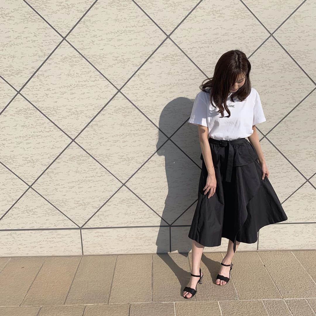 杉浦みずきのインスタグラム：「. 美術館の壁 ん？全身写真撮られ慣れてない方？ ・ #ぎこちな三段跳び #リリーブラウンのスカートが #可愛くて見て欲しかったのです」