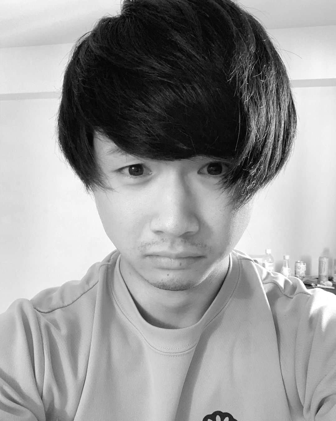 かわうちきっぺいのインスタグラム：「髪の毛伸びすぎてクワガタのメスみたいなった夏やし短くしようかな。 #クワガタ」