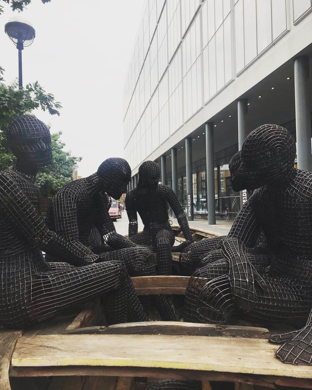 アヤメさんのインスタグラム写真 - (アヤメInstagram)「Bumped my old friend @matthew_haughton in @oldspitalfieldsmarket 😃 I talked to him but I had no response🤔🇬🇧 東ロンドン街角のアート👤👽👥 #oldspitalfieldsmarket #artinlondon #犯人はこの中にいる #金田一少年の事件簿 #シュールな#アート #怖い #ayameparislondonbeertherapy2019」6月25日 14時06分 - ayame_socks