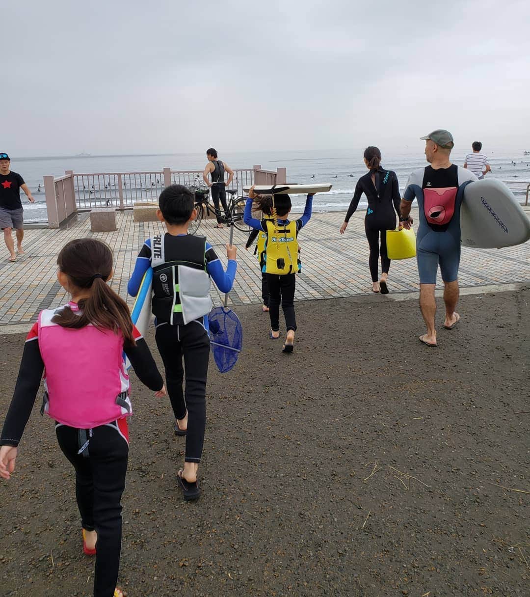 佐藤純さんのインスタグラム写真 - (佐藤純Instagram)「念願の初サーフィン&🏄 お友達家族と行ってきました😆  教えてもらって、子供達は立てるようになったよ！  私は…… 3回くらい立てたけど。。。(笑)  予定では、もぉちょっと立てる気がしてたんだけどなぁ。。。 難しいね💦  でも、私も子供達もすっかりサーフィン&ボディボードの楽しさにはまってしまいました😆❤ 昨日から、上半身めっちゃ筋肉痛😂  いい運動！  鈴木さん家族、なっちゃん家族、ありがとー🙌  #サーフィン #ボディボード #ボディーボード #海 #surfing #bodyboard #楽しい #マリンスポーツ #親子 #兄妹 #ママ#ママモデル#モデル #mama #mamamodel #model」6月25日 14時09分 - junsatoidea