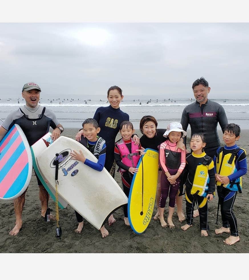 佐藤純さんのインスタグラム写真 - (佐藤純Instagram)「念願の初サーフィン&🏄 お友達家族と行ってきました😆  教えてもらって、子供達は立てるようになったよ！  私は…… 3回くらい立てたけど。。。(笑)  予定では、もぉちょっと立てる気がしてたんだけどなぁ。。。 難しいね💦  でも、私も子供達もすっかりサーフィン&ボディボードの楽しさにはまってしまいました😆❤ 昨日から、上半身めっちゃ筋肉痛😂  いい運動！  鈴木さん家族、なっちゃん家族、ありがとー🙌  #サーフィン #ボディボード #ボディーボード #海 #surfing #bodyboard #楽しい #マリンスポーツ #親子 #兄妹 #ママ#ママモデル#モデル #mama #mamamodel #model」6月25日 14時09分 - junsatoidea
