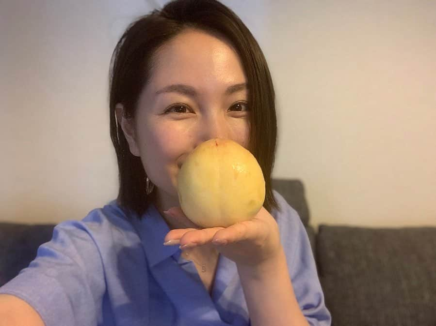 寺田有希さんのインスタグラム写真 - (寺田有希Instagram)「贅沢に丸かじり〜🤤🍑✨ ・ ・ #千疋屋 の高級桃を頂きまして！ 切るのももったいない！と、贅沢に丸かじりしちゃいました🤤🍑✨ ・ ・ 美味しすぎた！！ ご馳走さまでした🤤🍑✨ ・ ・ #桃 #🍑 #peach #美味しい  #贅沢 #贅沢食い #丸かじり  #寺田有希 #teradayuki」6月25日 14時10分 - terada_yuki