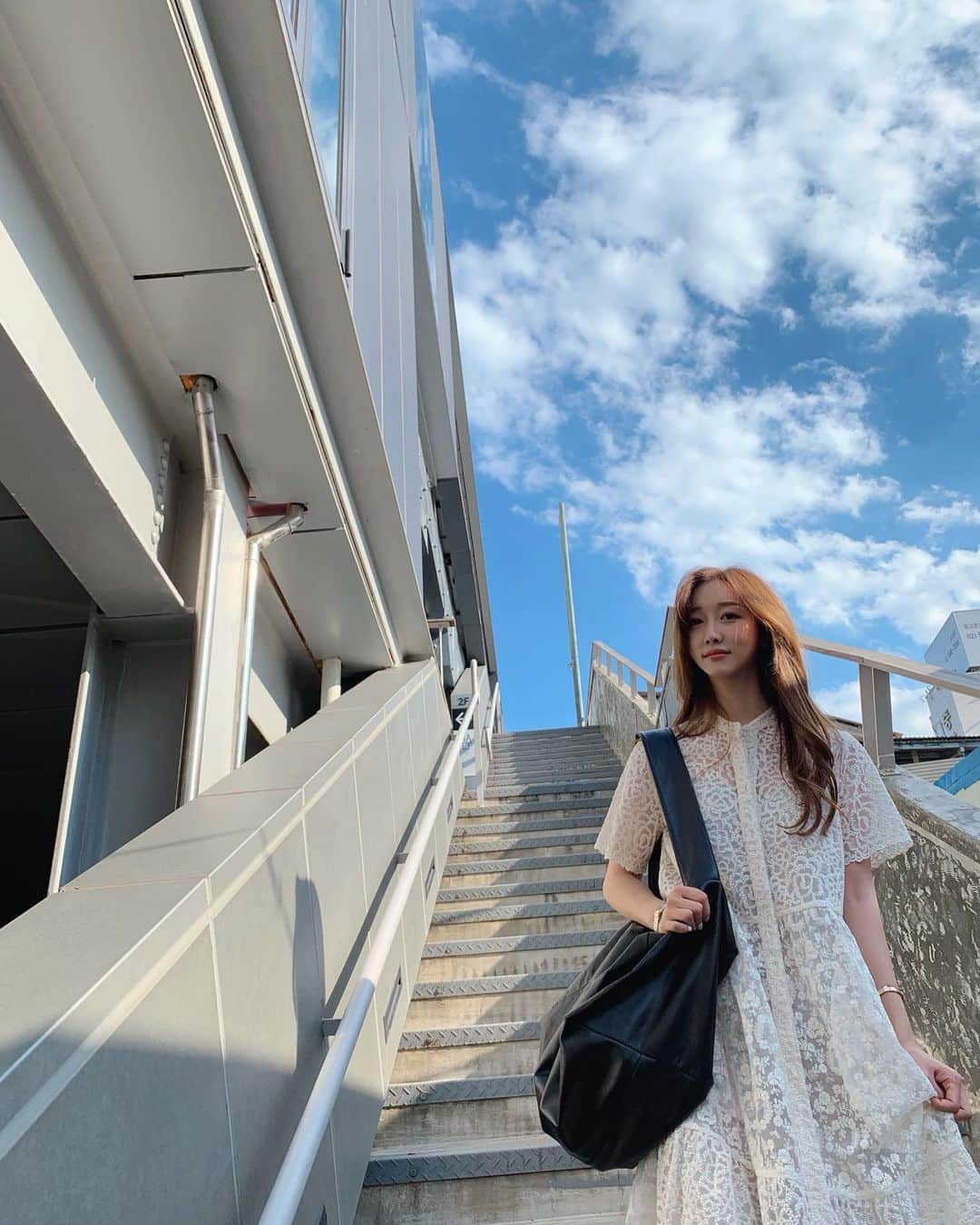 COCO さんのインスタグラム写真 - (COCO Instagram)「요즘 너무 이쁜 하늘 ☁️ . Finally the sky is looking more like itself #microdust #begone 😷 . #오오티디 전부 👗👜: @mardi_mercredi_official」6月25日 14時21分 - rilaccoco