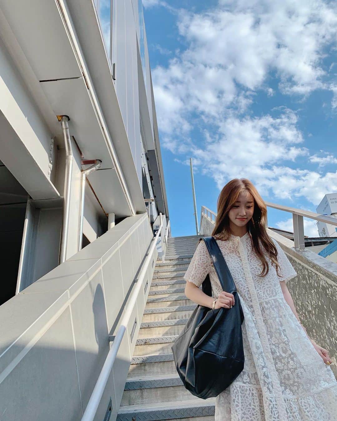 COCO さんのインスタグラム写真 - (COCO Instagram)「요즘 너무 이쁜 하늘 ☁️ . Finally the sky is looking more like itself #microdust #begone 😷 . #오오티디 전부 👗👜: @mardi_mercredi_official」6月25日 14時21分 - rilaccoco