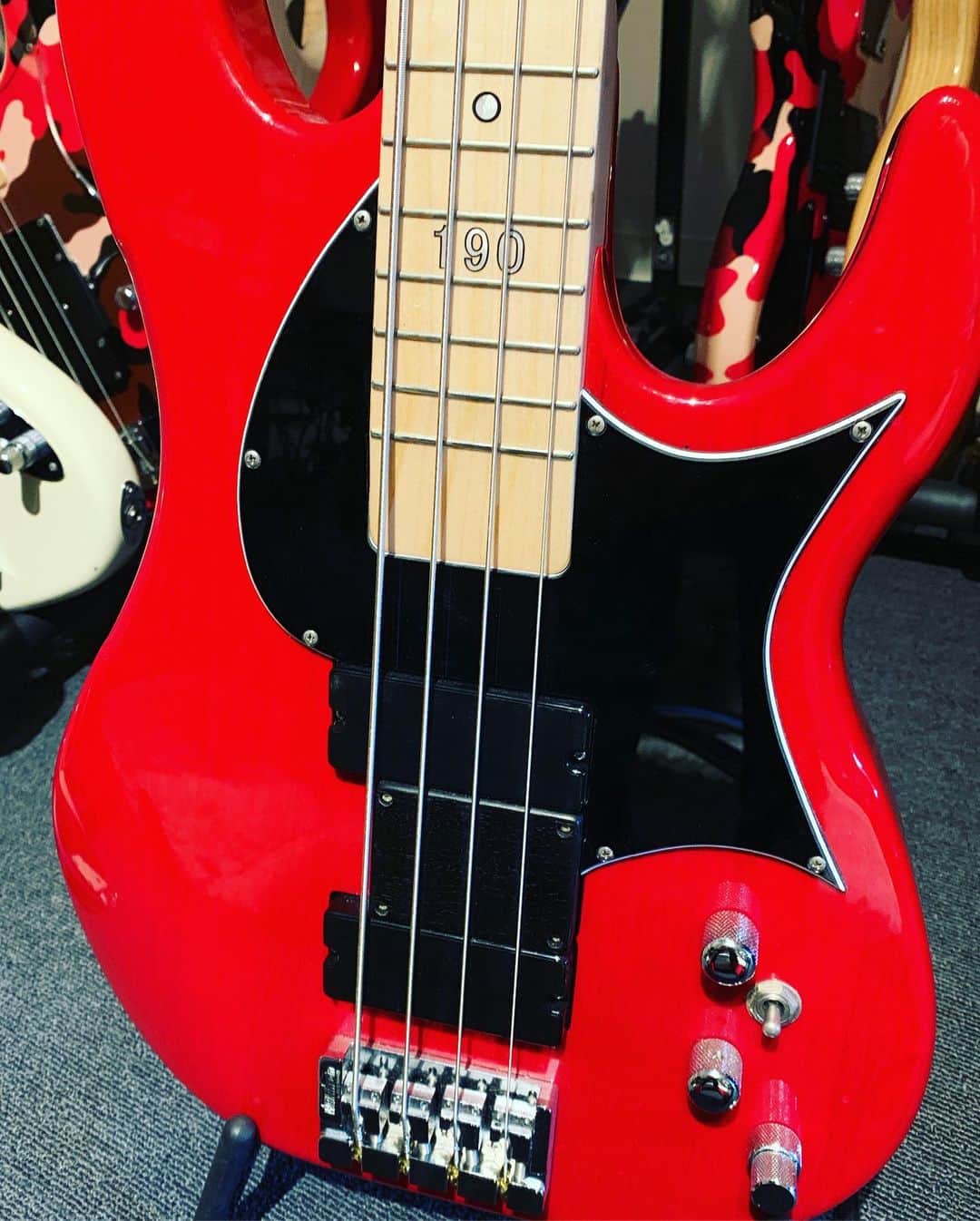 Ikuoさんのインスタグラム写真 - (IkuoInstagram)「もはやスラップレコーディング専門の4弦ロングウェイのピックガードを黒に交換してもらいました！ めちゃカッコよくなった😀 ピックガード厚も少し厚くしてもらってダブルプルが弾きやすくなった！！ #ikuo  #bassist  #esp #longway2」6月25日 14時15分 - ikuobass