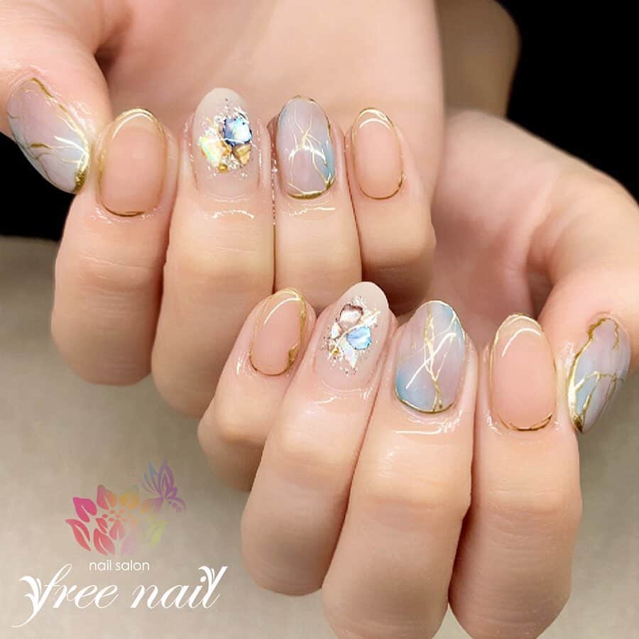 free nail フリーネイルのインスタグラム：「. お客様ネイル💅🏻🦋✨ . メタリック大理石ネイル💎✨ . 涼しげな差し色ブルー💠✨ . スワイプして動画もチェック☝🏻✨ . ご来店ありがとうございました🙇🏻‍♀️🙇🏻‍♀️🙇🏻‍♀️💗 . #ネイル #フリーネイル #ネイルアート #ジェルネイル #ネイルサロン #大阪ネイルサロン #ネイルデザイン #ネイルチェンジ #大理石ネイル #メタリックネイル #シェルネイル #シェルストーン #ベージュネイル #ブルーネイル #デザインネイル #シンプルネイル #トレンドネイル #きれいめネイル #夏ネイル #美甲 #日式美甲 #summernails #nailsart #nailsalon #nailsdid #newnails #newnail #freenail」