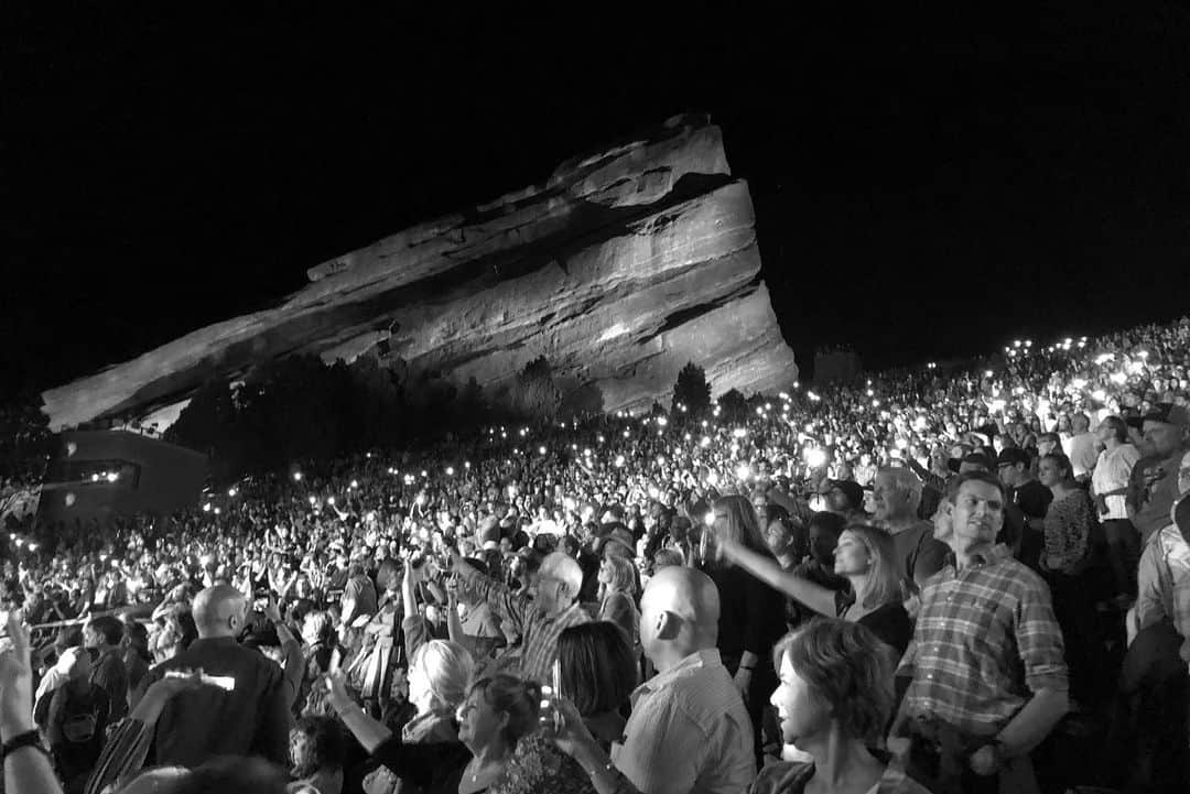 アダム・シャピロのインスタグラム：「Stevie. red rocks.」