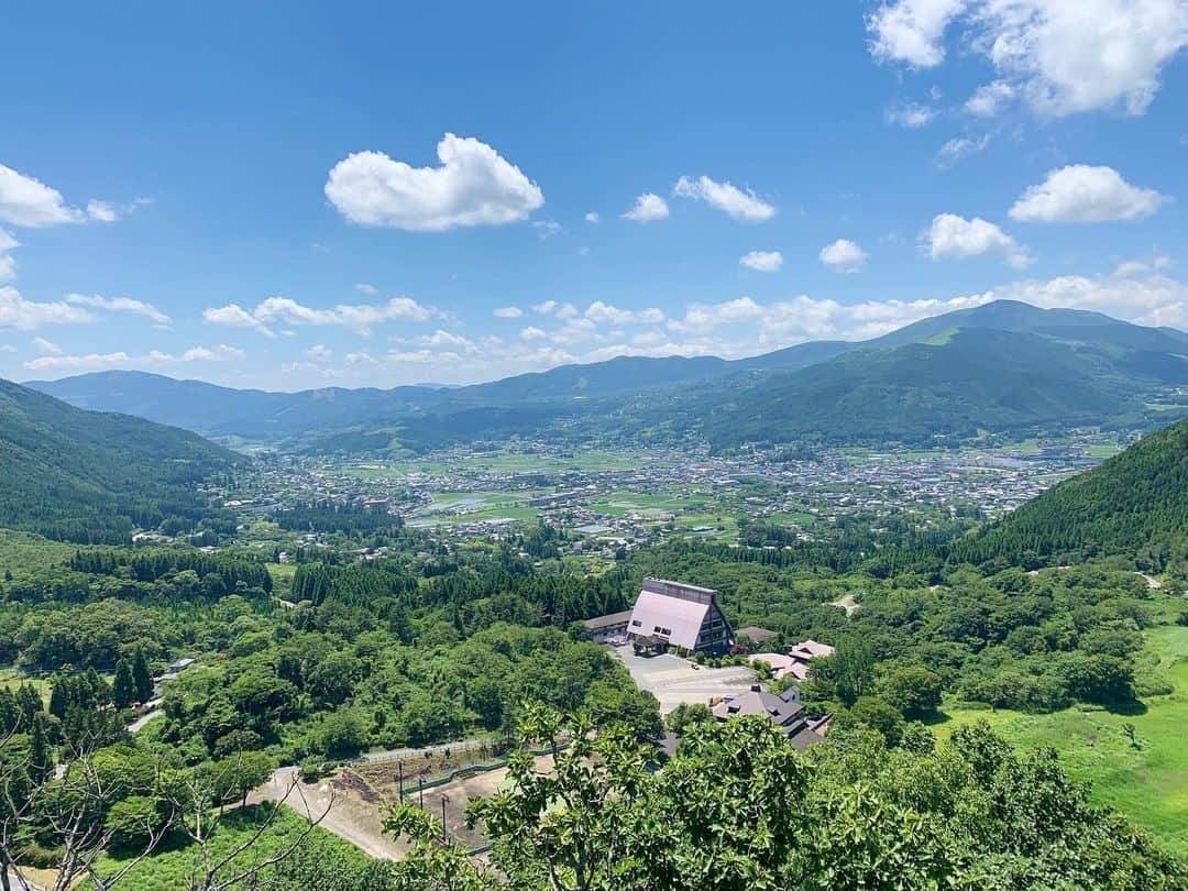 岡野洵のインスタグラム：「大分に来て初めて大分の地を満喫しました😂自然に圧倒されました😳 今度は稲積水中鍾乳洞と城島高原パークに行ってみたい！！ #大分#湯布院#狭霧台#フローラルビレッチ#九重"夢"大吊橋#insta映えてる？」