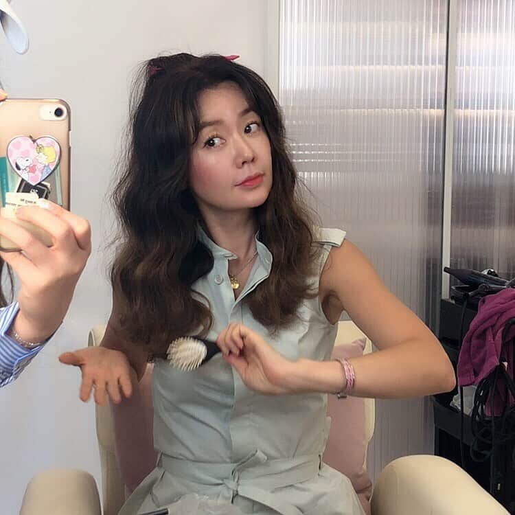 アン・ソニョンさんのインスタグラム写真 - (アン・ソニョンInstagram)「오늘 바로 생일이라고,  언니 이쁘게 사진 마니 찍으라고,  울 지혀니 @hyuuunny 가 머리해주고, 채리 @chaeri2013 가 화장해주네요.  완죤 애기때부터 봤는데, 언제커서 일케 디자이너샘들이 됐는지🤧 #내자식도아닌디울컥 . . . 역시 깐깐한 스승들 @beauty.kku  @2my_my 한테 잘배워서, 손끝들이 야무짐👍👍 . . . 혼자서도 휴가지 가서 할수 있는 #물에도지워지지않는메이크업꿀팁  그리고 #수영복에어울리는헤어스타일링 노하우  모두, #하고싶다tv 속에  #하고싶다뷰티 코너로 계속 업뎃됩니다~ 🧡 혼자 화장하고 머리하기 힘들땐, 유튜브에서 #하고싶다티비 를 검색해보세요🤗」6月25日 14時37分 - anney_an_love