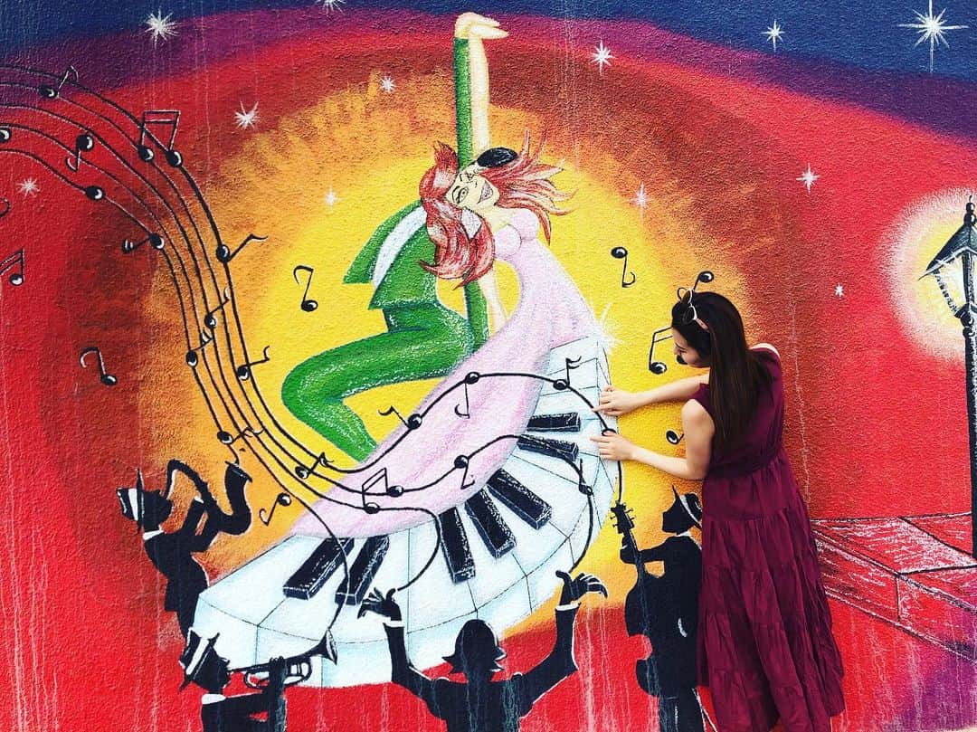 森本麻衣のインスタグラム：「Wall Murals🎹✨ . ピアノな壁アート🤙🌈💕 . . . . #maimorimoto#piano#pianist#murals#wallmurals#wall#playingthepiano#🎹 #森本麻衣#ピアノ#ピアニスト#ピアノアート#壁アート#ストリートアート#🎵」
