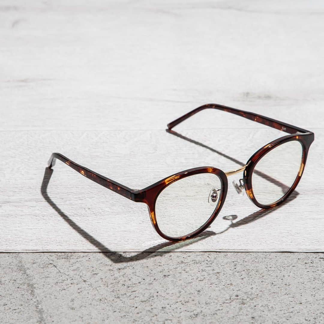 Zoff Officialのインスタグラム：「Zoff UV CLEAR SUNGLASSES / ZN71G05_C-1 目から入る紫外線が、シミやそばかすの原因になると言われているのはご存知ですか？サングラスが苦手な方には、紫外線100%カットのクリアレンズサングラスがオススメ。通勤、通学でも違和感なく使えるのも嬉しいポイント。 #Zoff #FASHION #eyewearstyle #メガネ #ゾフ #Zoffコーデ」