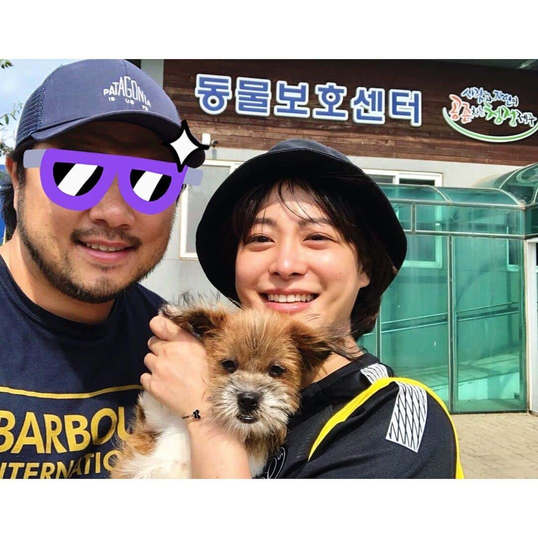 パク・ヒボンさんのインスタグラム写真 - (パク・ヒボンInstagram)「일 년 전🧔🏽🐶🧑🏻 #개체관리번호2656 #우도꼬맹이 #보호소별명삐삐 가 우리 가족이 되어 주었습니다🙏🏾 #사랑해바야바 #고마워바야바 #마음으로낳은똘 #코우아일랜드종🌈 #박바야바프랑소와윤 #adopt #adoptdontshop」6月25日 14時59分 - heevonne